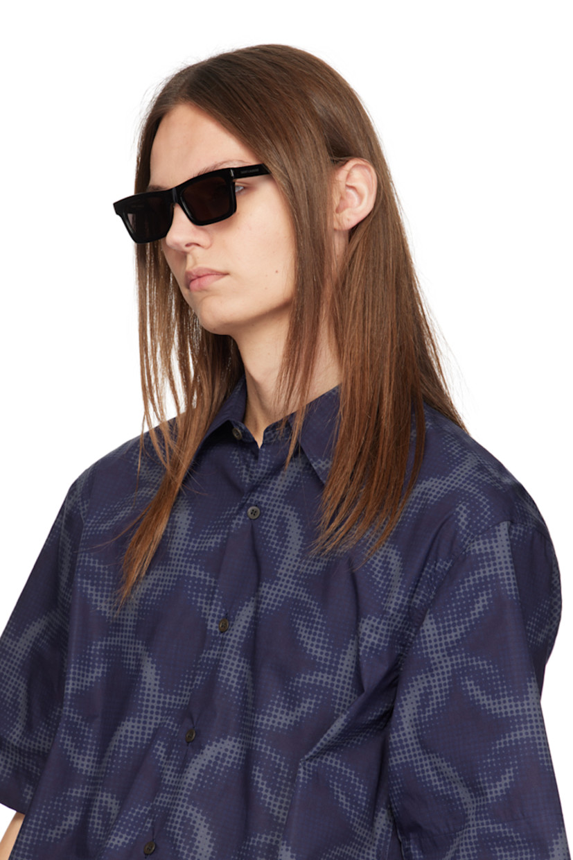 Rectangular acetate-frame sunglasses in black.

· Gray lenses
· 100% UVA/UVB protection, Category 3
· Integrated nose pads
· Logo engraved at temples
· Pouch included
· Size: 54.18 145

Supplier color: Black/Black/Black
