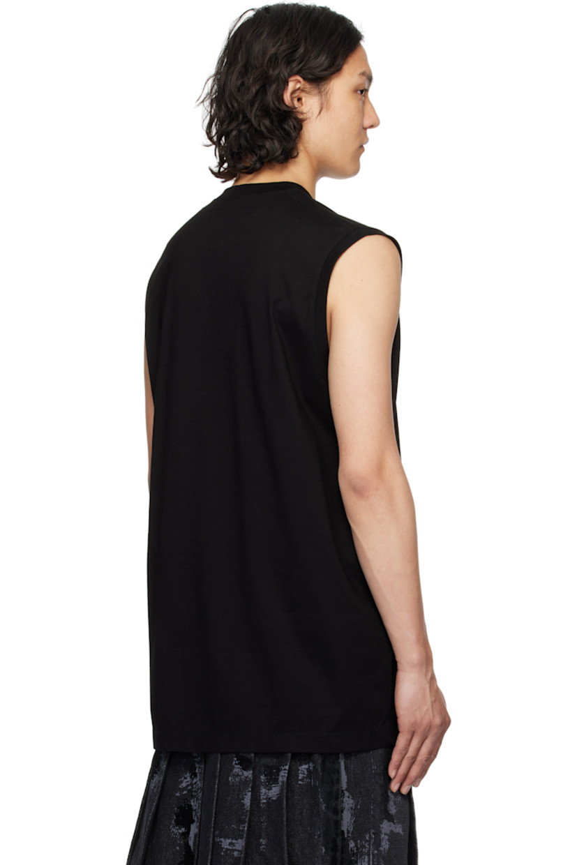 Cotton jersey T-shirt. 

· Rib-knit crewneck 
· Logo graphic printed at front

Supplier color: Black