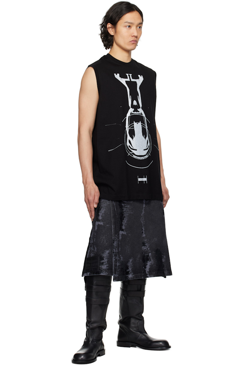 Cotton jersey T-shirt. 

· Rib-knit crewneck 
· Logo graphic printed at front

Supplier color: Black