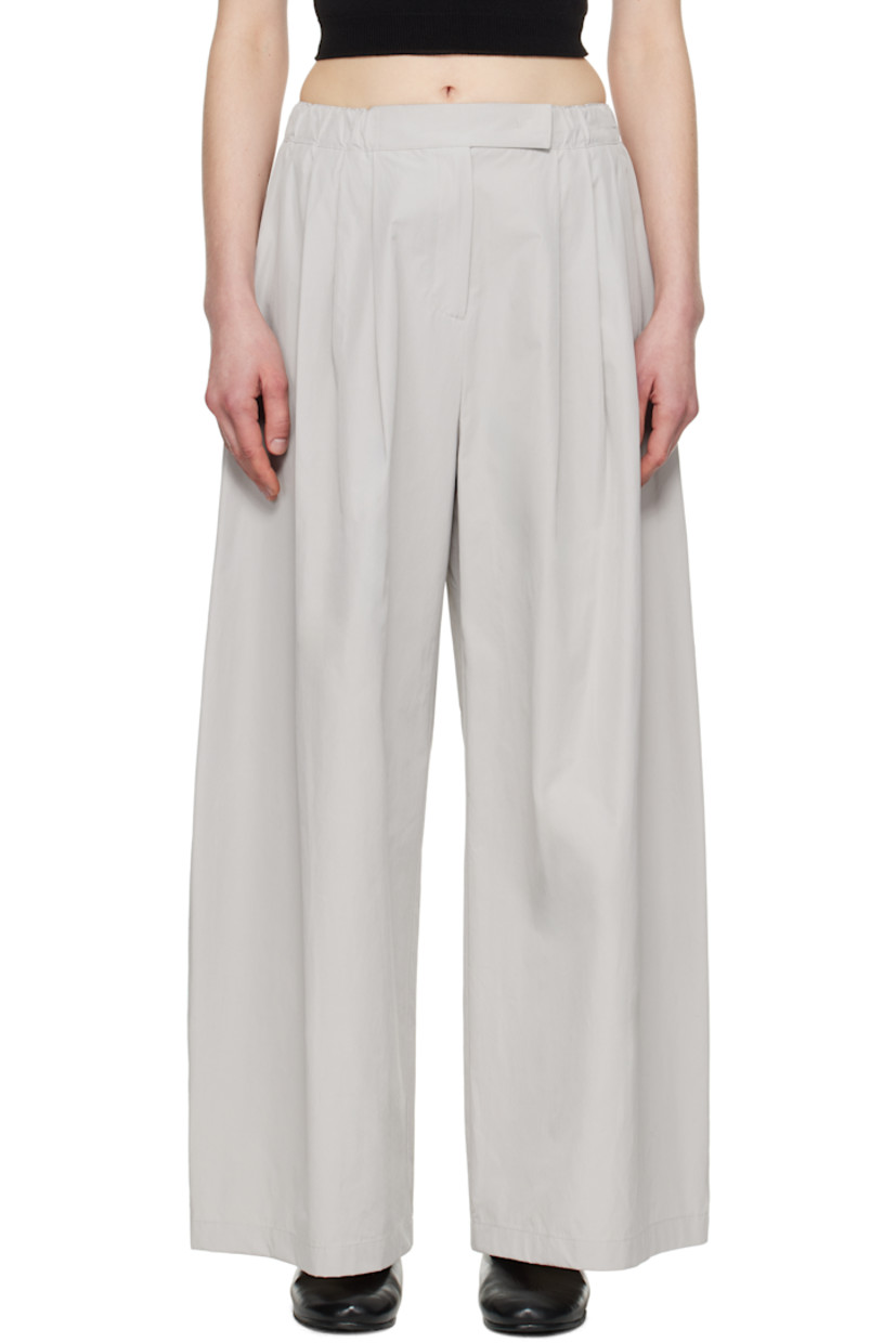Wide-leg lightweight polyester- and cotton-blend poplin trousers.

· Partially elasticized waistband
· Four-pocket styling
· Zip fly
· Pleats at front

Supplier color: Grey