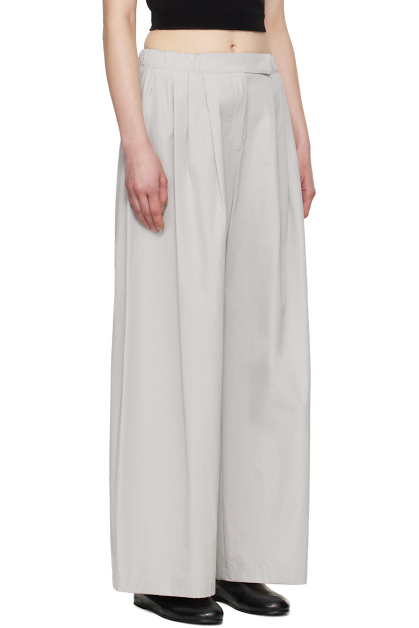 Wide-leg lightweight polyester- and cotton-blend poplin trousers.

· Partially elasticized waistband
· Four-pocket styling
· Zip fly
· Pleats at front

Supplier color: Grey