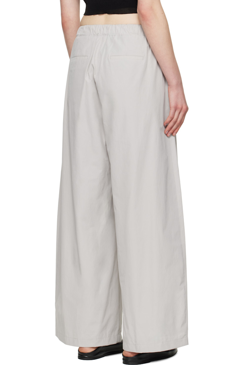 Wide-leg lightweight polyester- and cotton-blend poplin trousers.

· Partially elasticized waistband
· Four-pocket styling
· Zip fly
· Pleats at front

Supplier color: Grey
