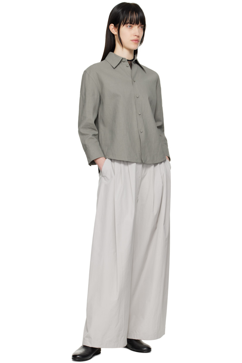Wide-leg lightweight polyester- and cotton-blend poplin trousers.

· Partially elasticized waistband
· Four-pocket styling
· Zip fly
· Pleats at front

Supplier color: Grey