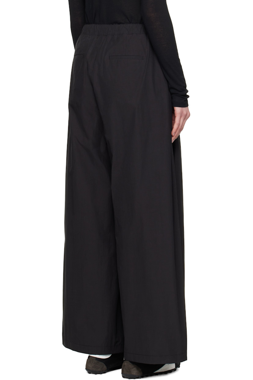 Wide-leg lightweight polyester- and cotton-blend poplin trousers.

· Partially elasticized waistband
· Four-pocket styling
· Zip fly
· Pleats at front

Supplier color: Black