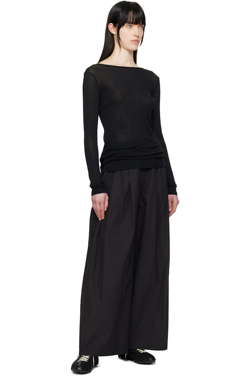 Wide-leg lightweight polyester- and cotton-blend poplin trousers.

· Partially elasticized waistband
· Four-pocket styling
· Zip fly
· Pleats at front

Supplier color: Black