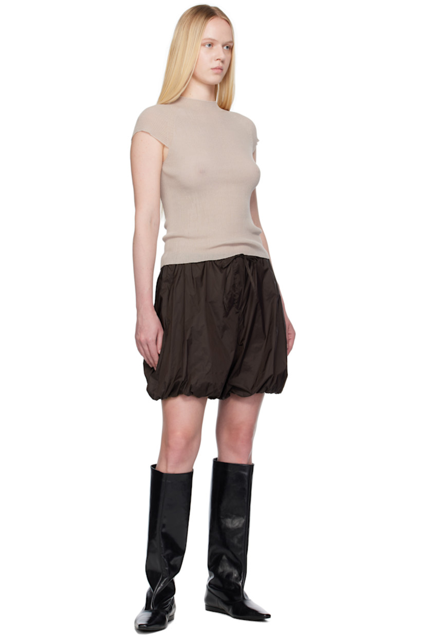 Lightweight nylon technical satin shorts.

· Puff construction
· Two-pocket styling
· Zip fly
· Fully lined

Supplier color: Dark brown