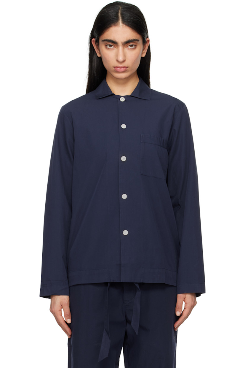 Stonewashed Oeko-Tex® Standard 100-certified organic cotton poplin pyjama shirt.

· Spread collar
· Button closure
· Patch pocket at chest
· Mother-of-pearl hardware

Supplier color: Navy