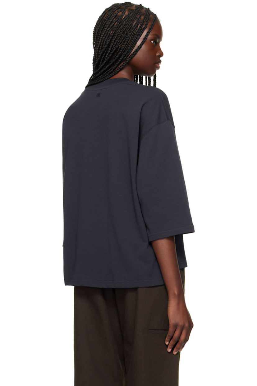 Organic cotton jersey T-shirt.

· Rib-knit crewneck
· Embroidered logo patch at chest 
· Vented side seams
· Dropped shoulders
· Logo embroidered at back collar

Supplier color: Navy blue