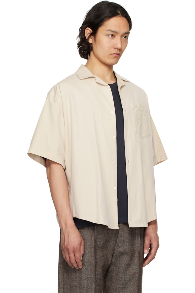 Lightweight cotton gabardine shirt. 

· Boxy-fit
· Open spread collar
· Button closure
· Shirttail hem 
· Logo embroidered at chest pocket
· Dropped shoulders
· Mother-of-pearl hardware

Supplier color: Gingembre