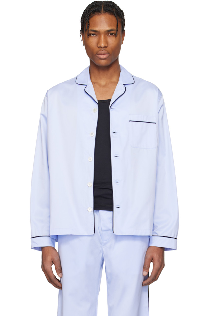 Loose-fit 150 gsm organic cotton sateen pyjama shirt. Piping throughout.

· GOTS- and Oeko-Tex® Standard 100-certified
· Open spread collar
· Button closure
· Patch pocket at chest
· Logo flag at side seam
· Mother-of-pearl hardware

Supplier color: Bellhop