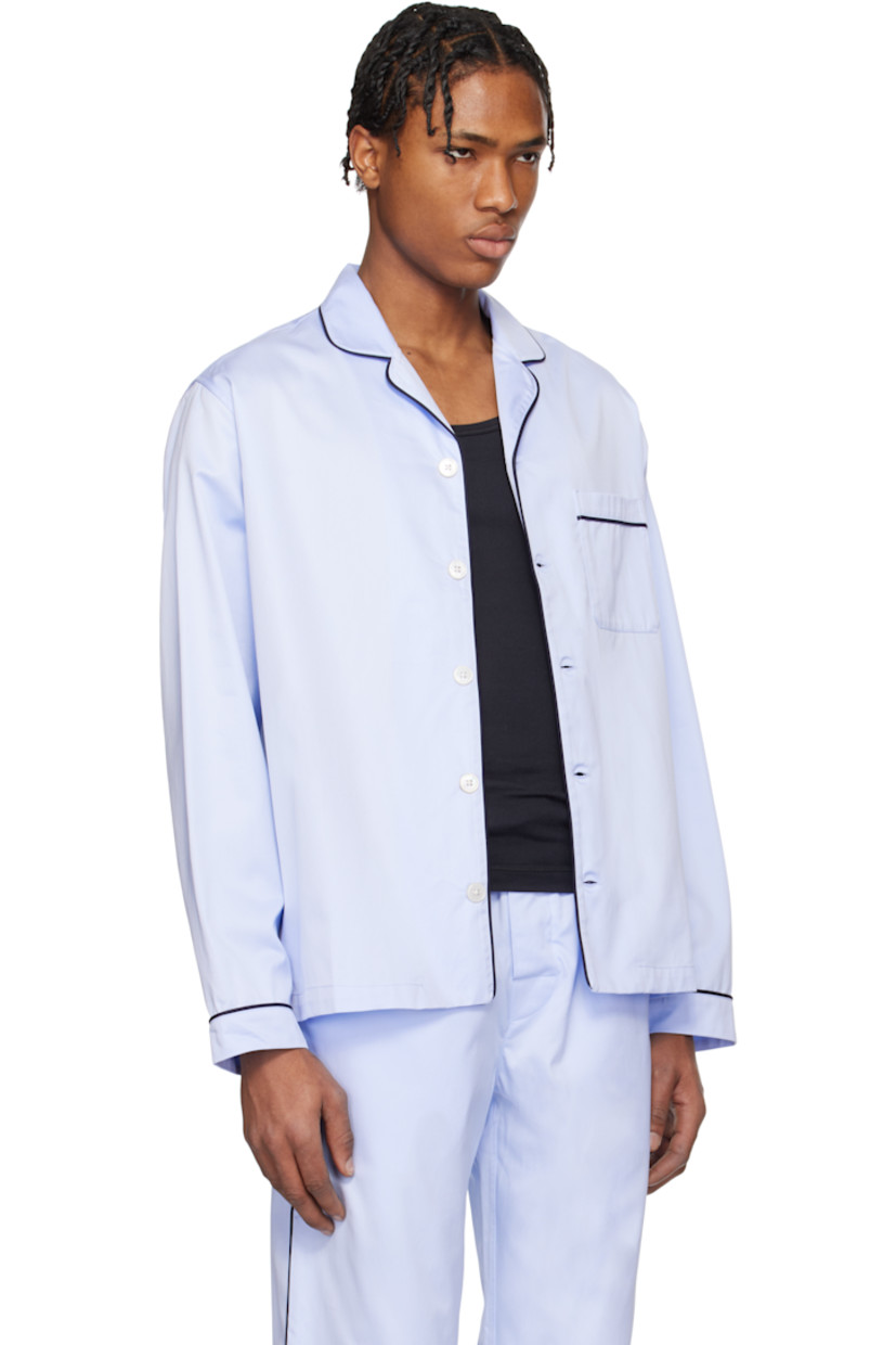 Loose-fit 150 gsm organic cotton sateen pyjama shirt. Piping throughout.

· GOTS- and Oeko-Tex® Standard 100-certified
· Open spread collar
· Button closure
· Patch pocket at chest
· Logo flag at side seam
· Mother-of-pearl hardware

Supplier color: Bellhop