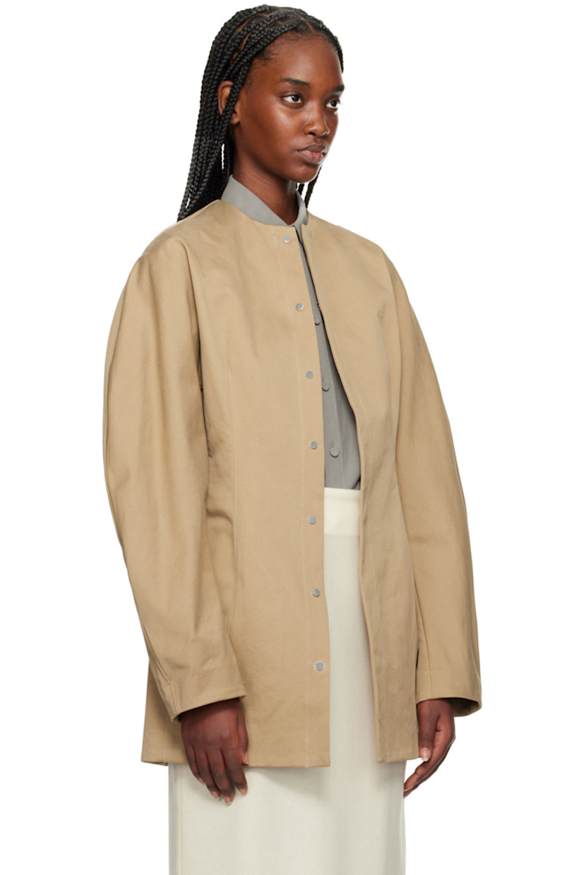 Cotton gabardine coat.

· Round neck
· Press-stud closure
· Darts at waist
· Seam pockets
· Dolman sleeves

Supplier color: Camel brown