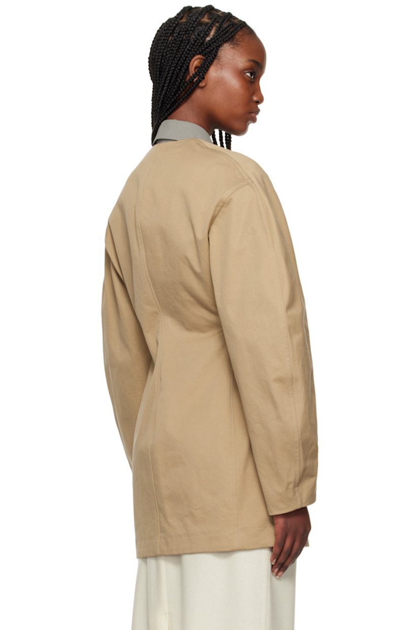 Cotton gabardine coat.

· Round neck
· Press-stud closure
· Darts at waist
· Seam pockets
· Dolman sleeves

Supplier color: Camel brown