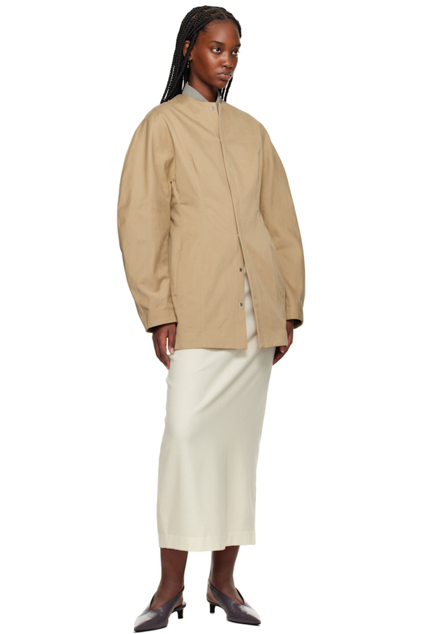 Cotton gabardine coat.

· Round neck
· Press-stud closure
· Darts at waist
· Seam pockets
· Dolman sleeves

Supplier color: Camel brown