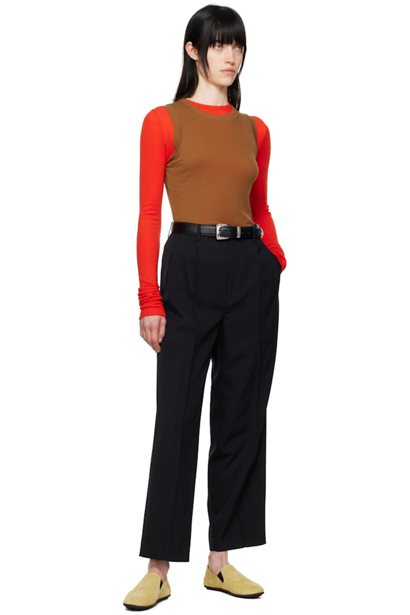 Super 140s wool gabardine trousers. Water-repellent and wrinkle-resistant.

· Loose-fit and tapered
· Belt loops
· Four-pocket styling
· Zip fly
· Pleats at front
· Creased legs
· Partially lined

Supplier color: Top black