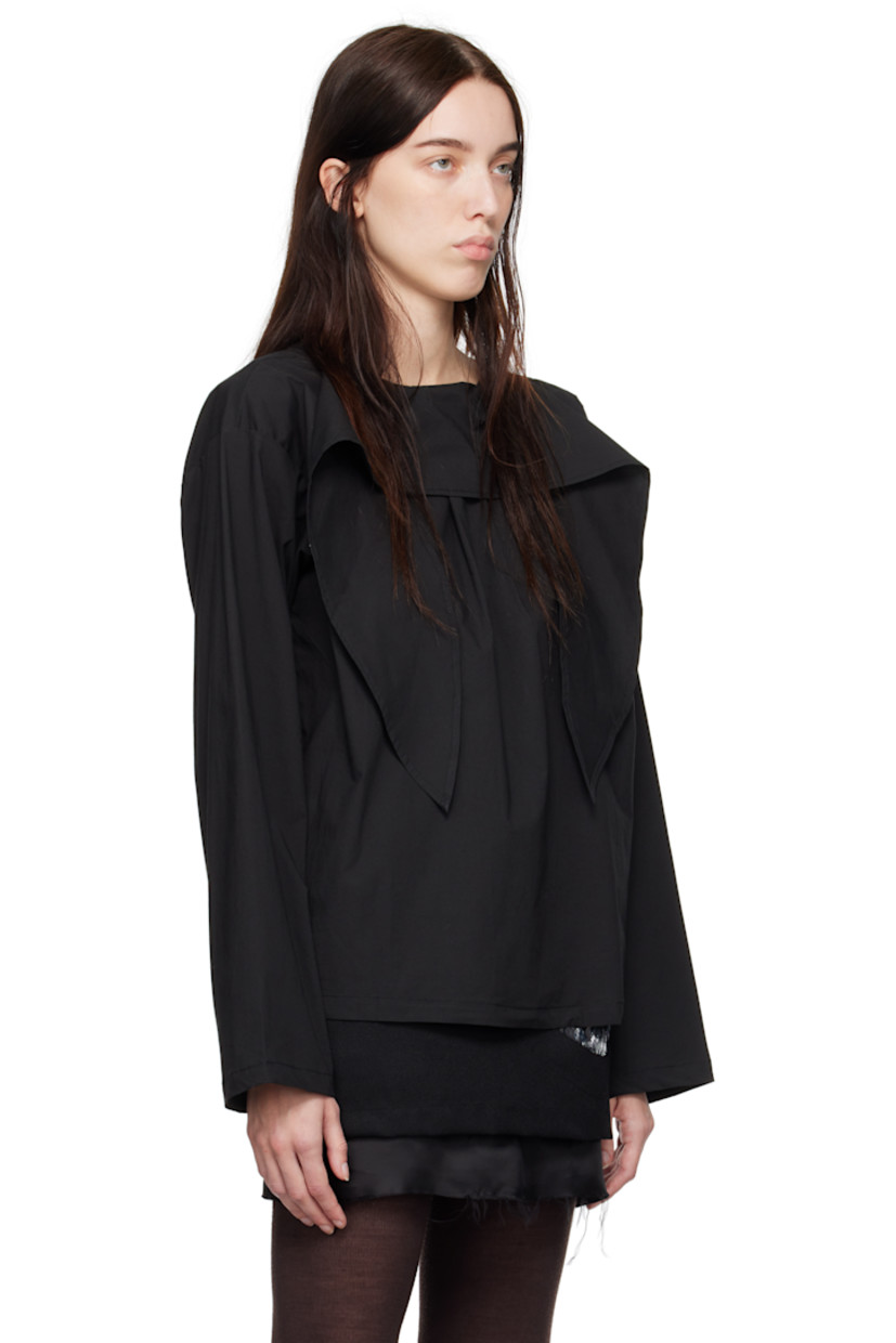 Cotton poplin blouse. 

· Self-tie trim at crewneck 
· Box pleat at chest
· Button fastening and keyhole at back collar

Supplier color: Meteor