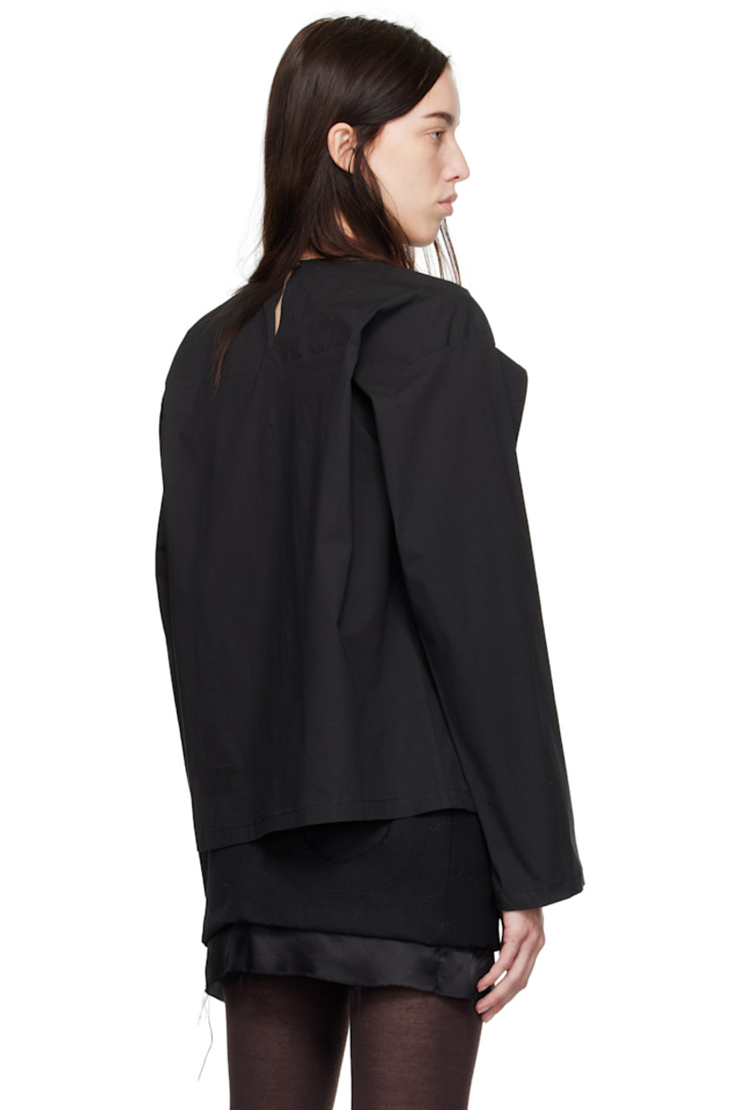 Cotton poplin blouse. 

· Self-tie trim at crewneck 
· Box pleat at chest
· Button fastening and keyhole at back collar

Supplier color: Meteor