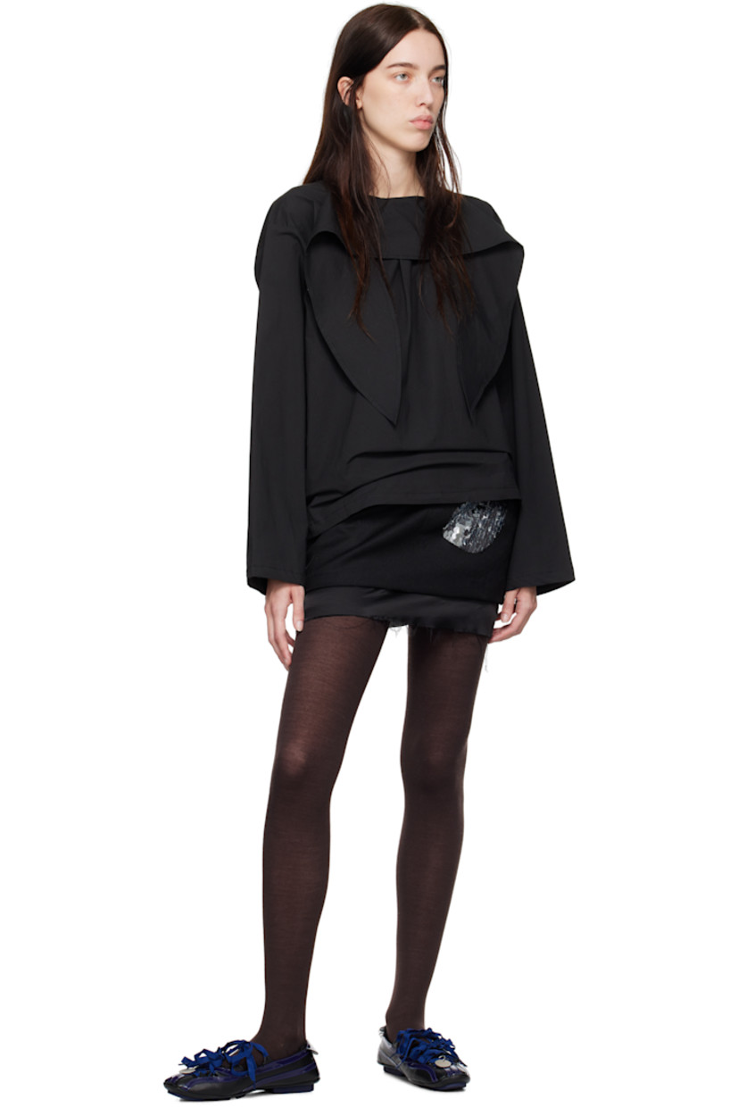 Cotton poplin blouse. 

· Self-tie trim at crewneck 
· Box pleat at chest
· Button fastening and keyhole at back collar

Supplier color: Meteor