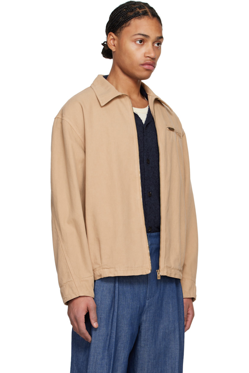 Non-stretch denim jacket. 

· Spread collar
· Zip closure
· Zip pocket and welt pockets
· Press-stud barrel cuffs 
· Twin pleats at back yoke
· Locker loop at inner collar
· Full twill lining

Supplier color: Beige