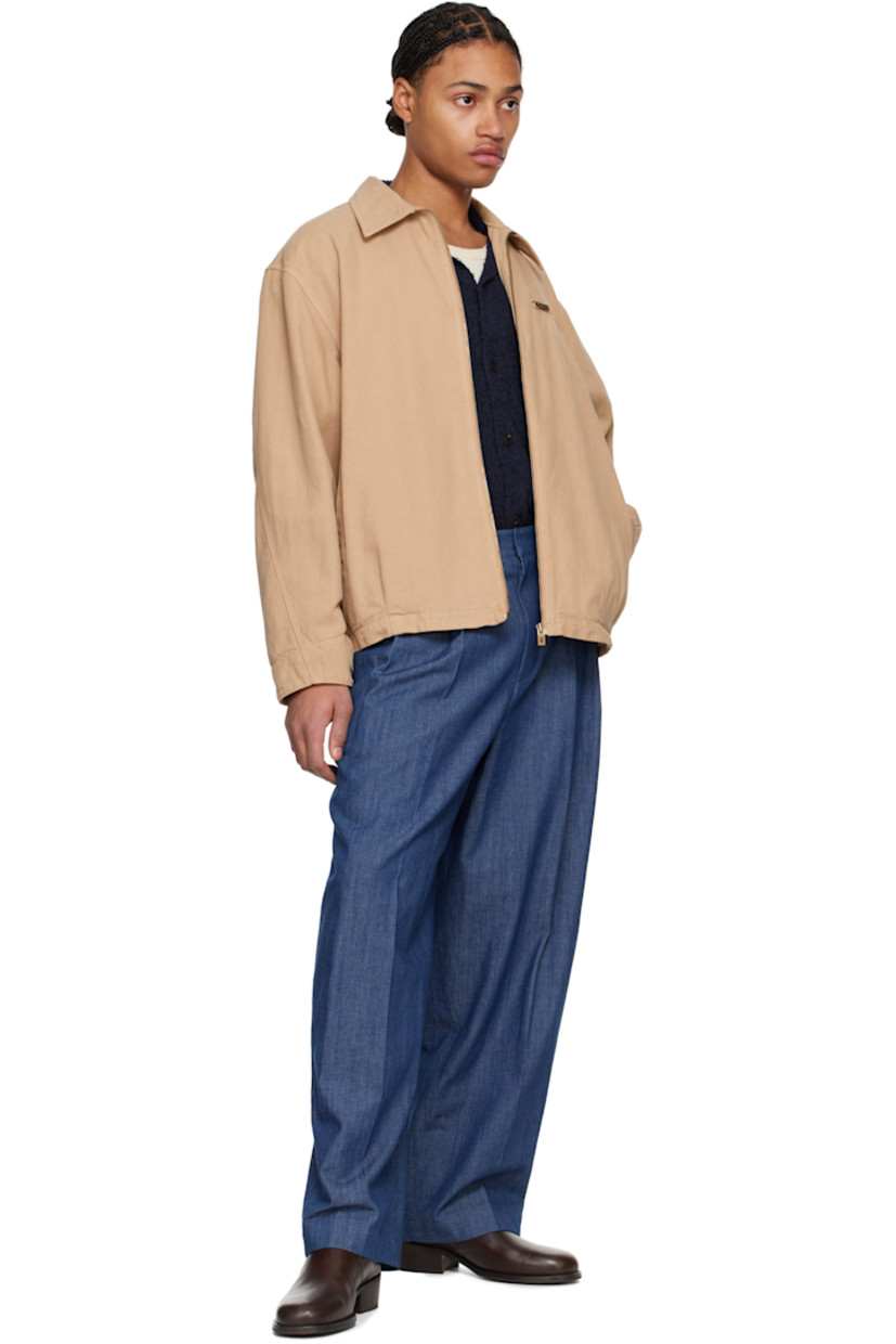 Non-stretch denim jacket. 

· Spread collar
· Zip closure
· Zip pocket and welt pockets
· Press-stud barrel cuffs 
· Twin pleats at back yoke
· Locker loop at inner collar
· Full twill lining

Supplier color: Beige
