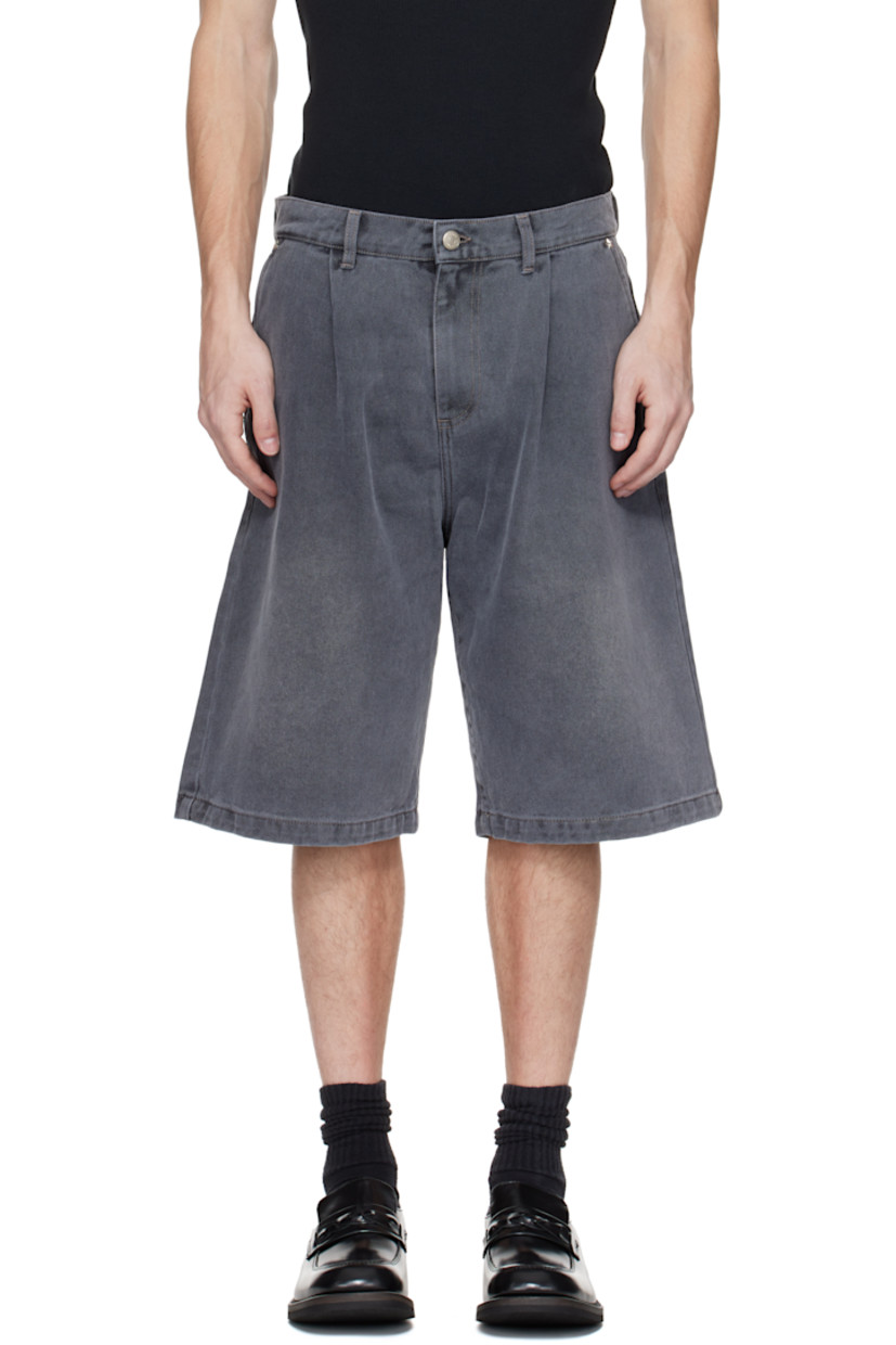 Non-stretch organic cotton denim shorts. Fading throughout.

· Belt loops
· Four-pocket styling
· Zip fly
· Pleats at front
· Graphic rivets at front and back pockets

Supplier color: Slate