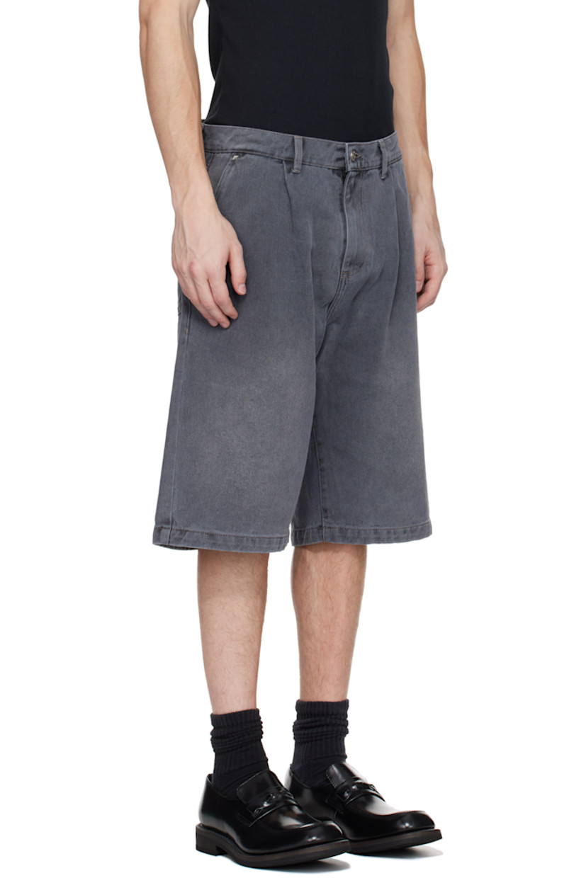 Non-stretch organic cotton denim shorts. Fading throughout.

· Belt loops
· Four-pocket styling
· Zip fly
· Pleats at front
· Graphic rivets at front and back pockets

Supplier color: Slate