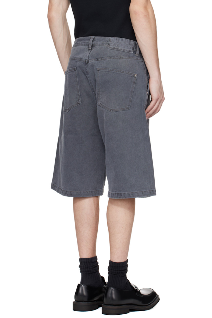 Non-stretch organic cotton denim shorts. Fading throughout.

· Belt loops
· Four-pocket styling
· Zip fly
· Pleats at front
· Graphic rivets at front and back pockets

Supplier color: Slate