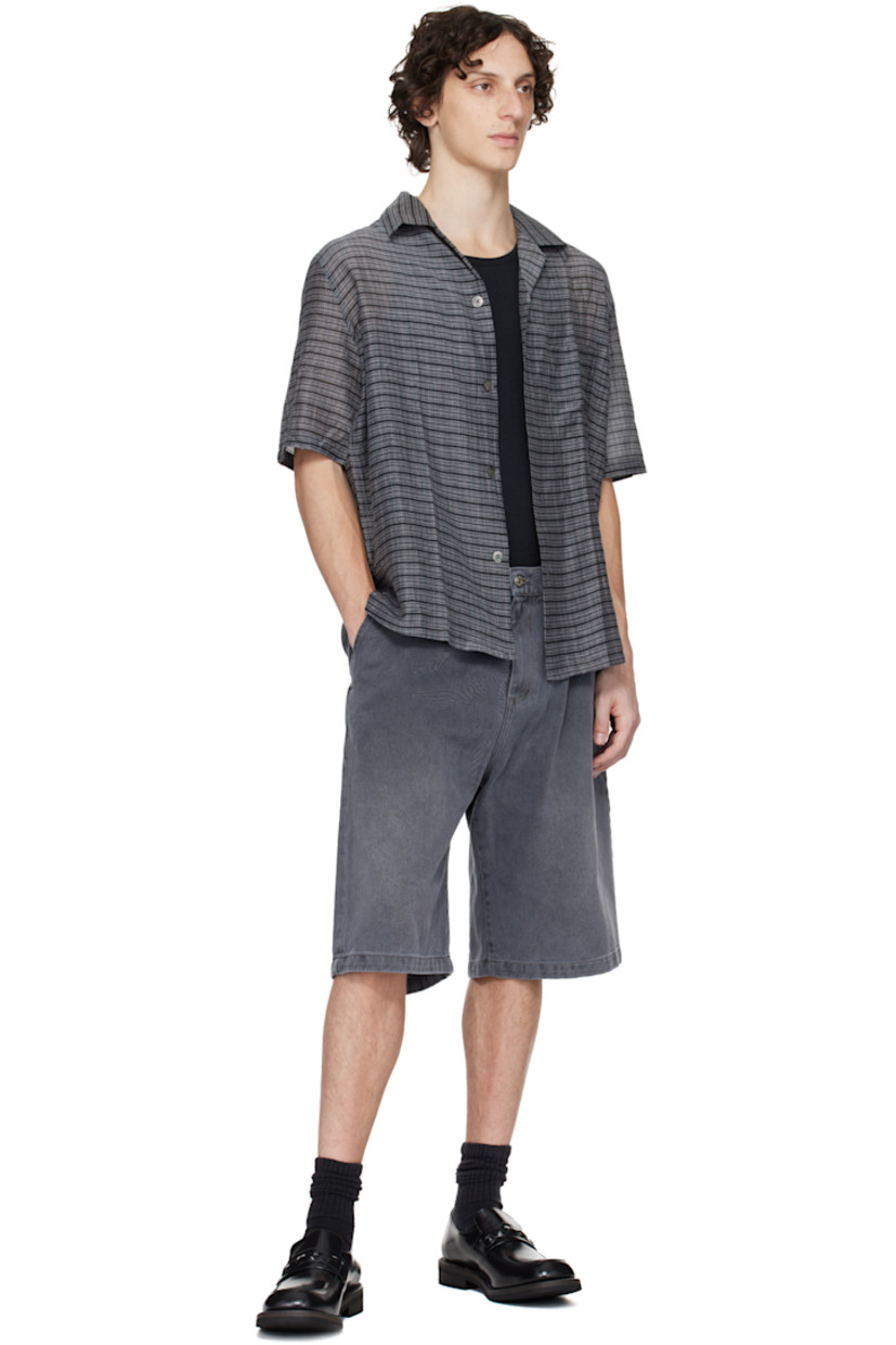 Non-stretch organic cotton denim shorts. Fading throughout.

· Belt loops
· Four-pocket styling
· Zip fly
· Pleats at front
· Graphic rivets at front and back pockets

Supplier color: Slate