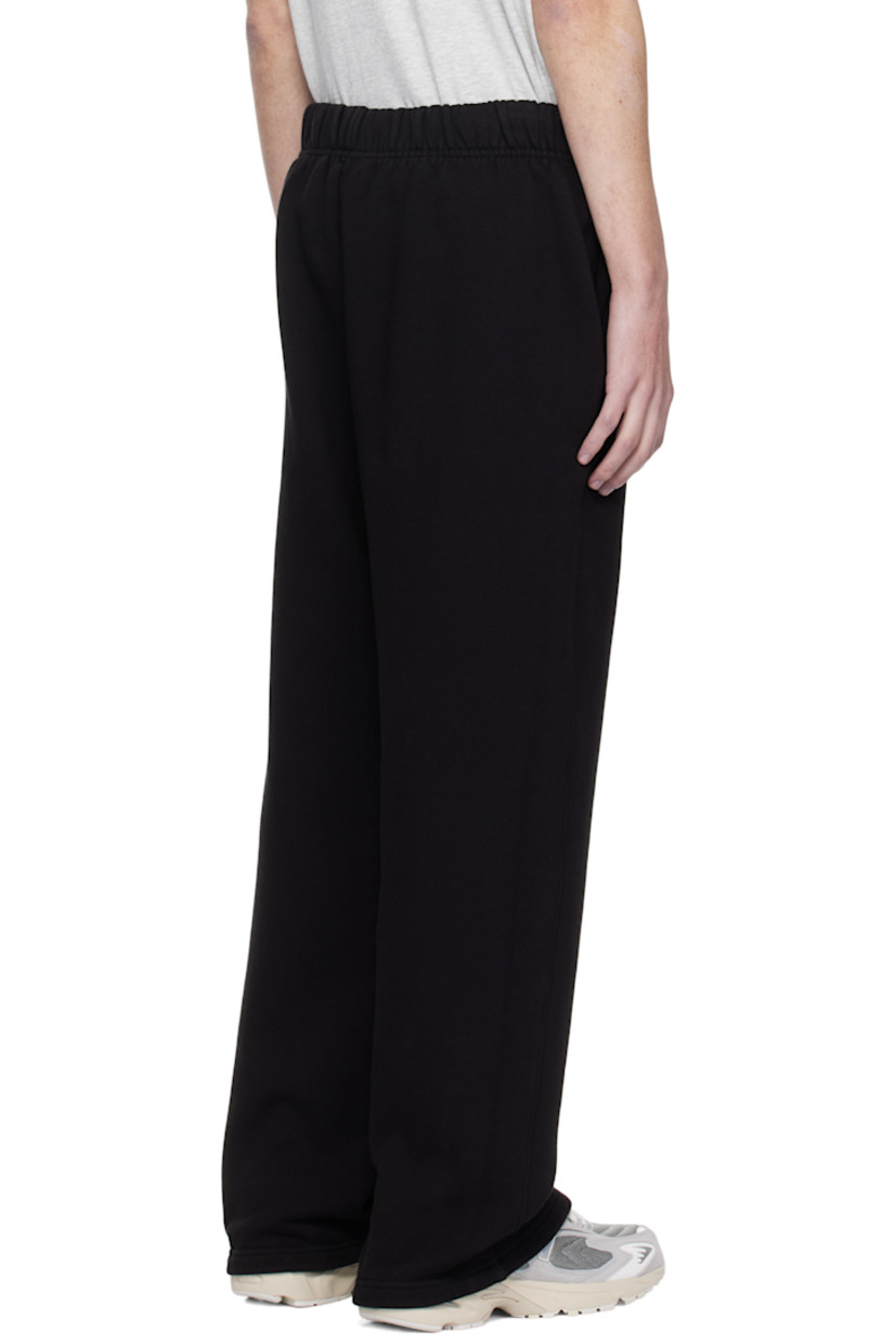 Relaxed-fit heavyweight brushed cotton fleece sweatpants.

· Pre-shrunk and garment-dyed
· Wide-leg
· Drawstring at elasticized waistband
· Two-pocket styling

Supplier color: Jet black