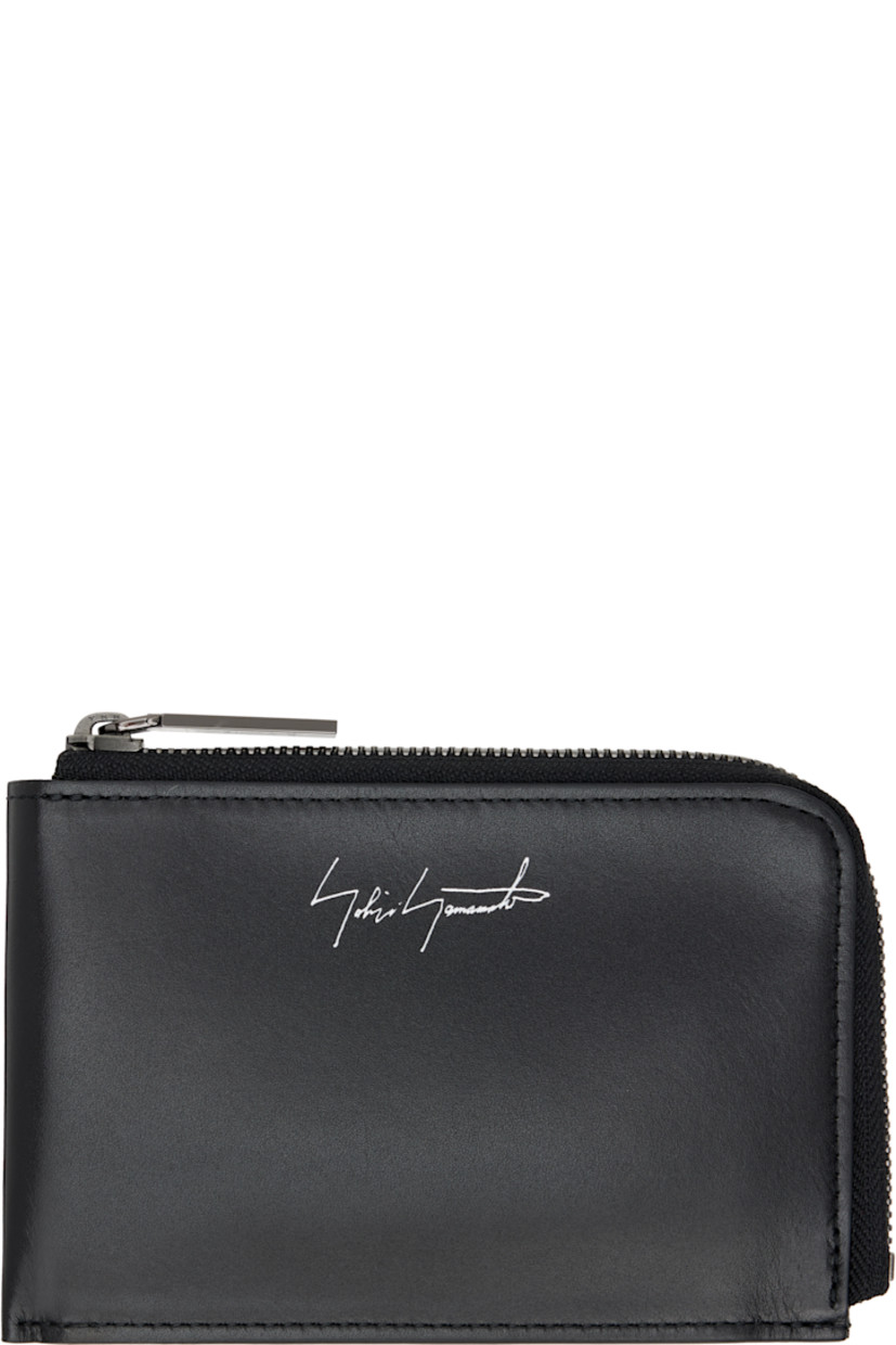 Buffed leather wallet.

· Logo printed at face
· Zip closure
· Four card slots
· One patch pocket
· H4" x W6"

Part of the discord Yohji Yamamoto collection.

Supplier color: Black