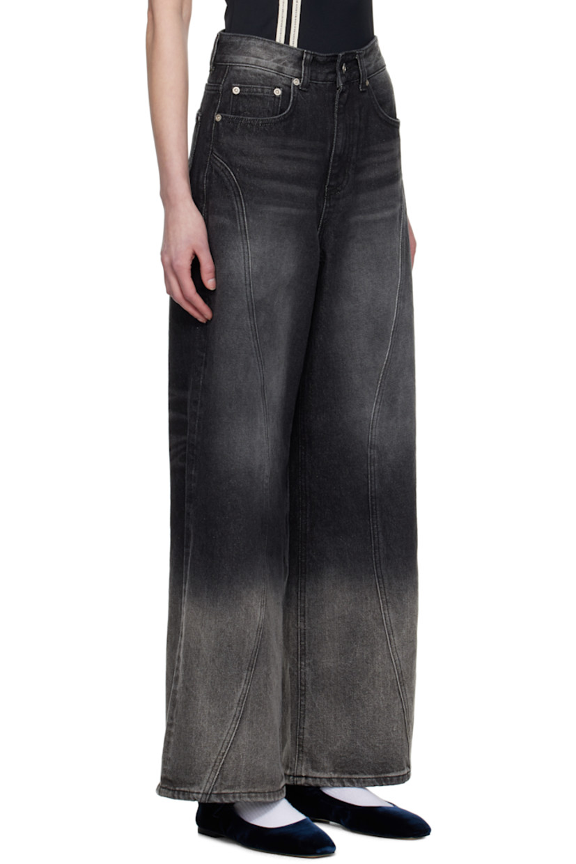 Non-stretch denim jeans. Fading and whiskering throughout.

· Belt loops
· Five-pocket styling
· Zip fly
· Curved seams at front
· Logo patch at back waistband

Supplier color: Black