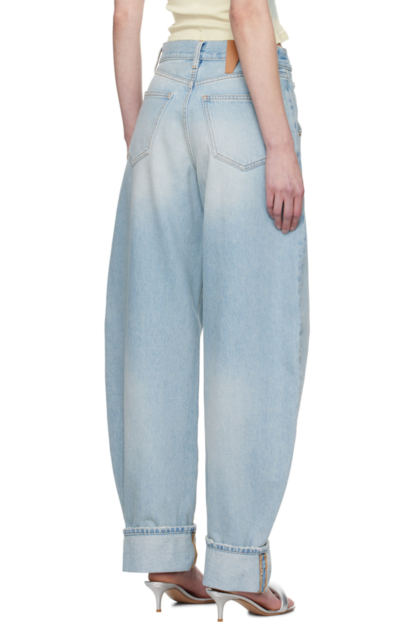 Loose-fit non-stretch denim jeans. Fading throughout.

· Belt loops
· Five-pocket styling
· Zip fly
· Rolled cuffs
· Curved outseams
· Logo patch at back waistband

Supplier color: Lil light