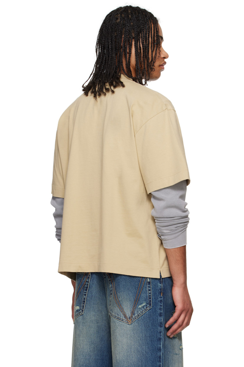 Cotton jersey T-shirt.

· Rib-knit crewneck
· Logo printed at chest
· Vented side seams
· Dropped shoulders

Supplier color: Creme brulee