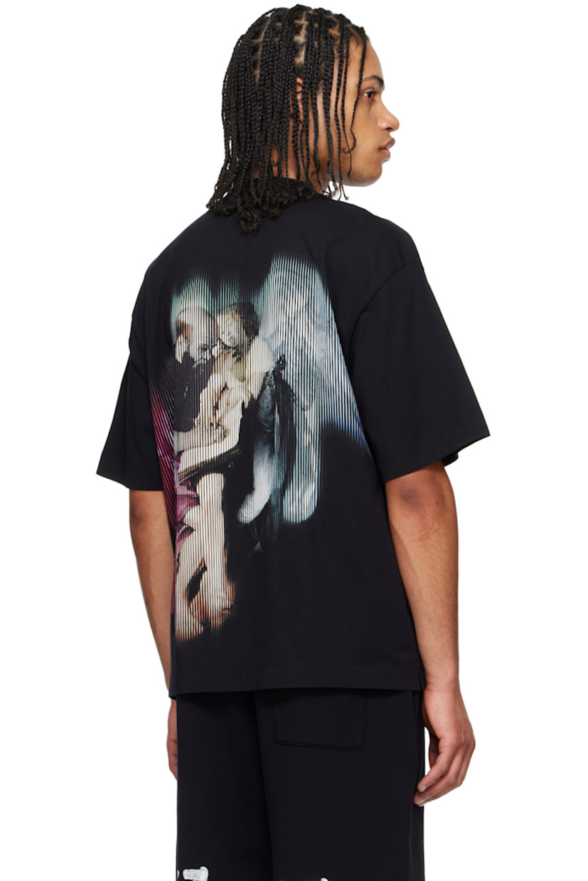 Cotton jersey T-shirt.

· Rib-knit crewneck
· Logo printed at chest
· Vented side seams
· Dropped shoulders
· Graphic printed at back

Supplier color: Black/Multicolor