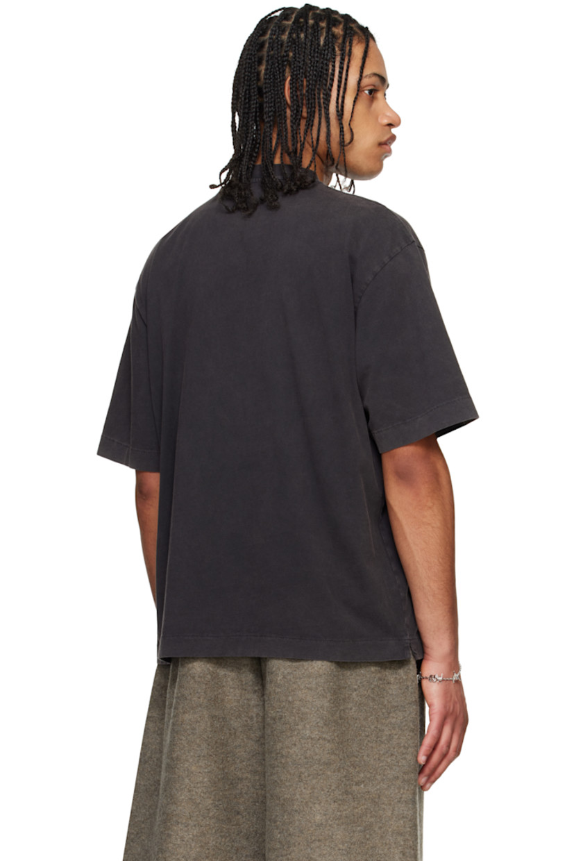Cotton jersey T-shirt. Fading throughout.

· Rib-knit crewneck
· Logo printed at chest
· Graphic printed at front
· Vented side seams
· Dropped shoulders

Supplier color: Black