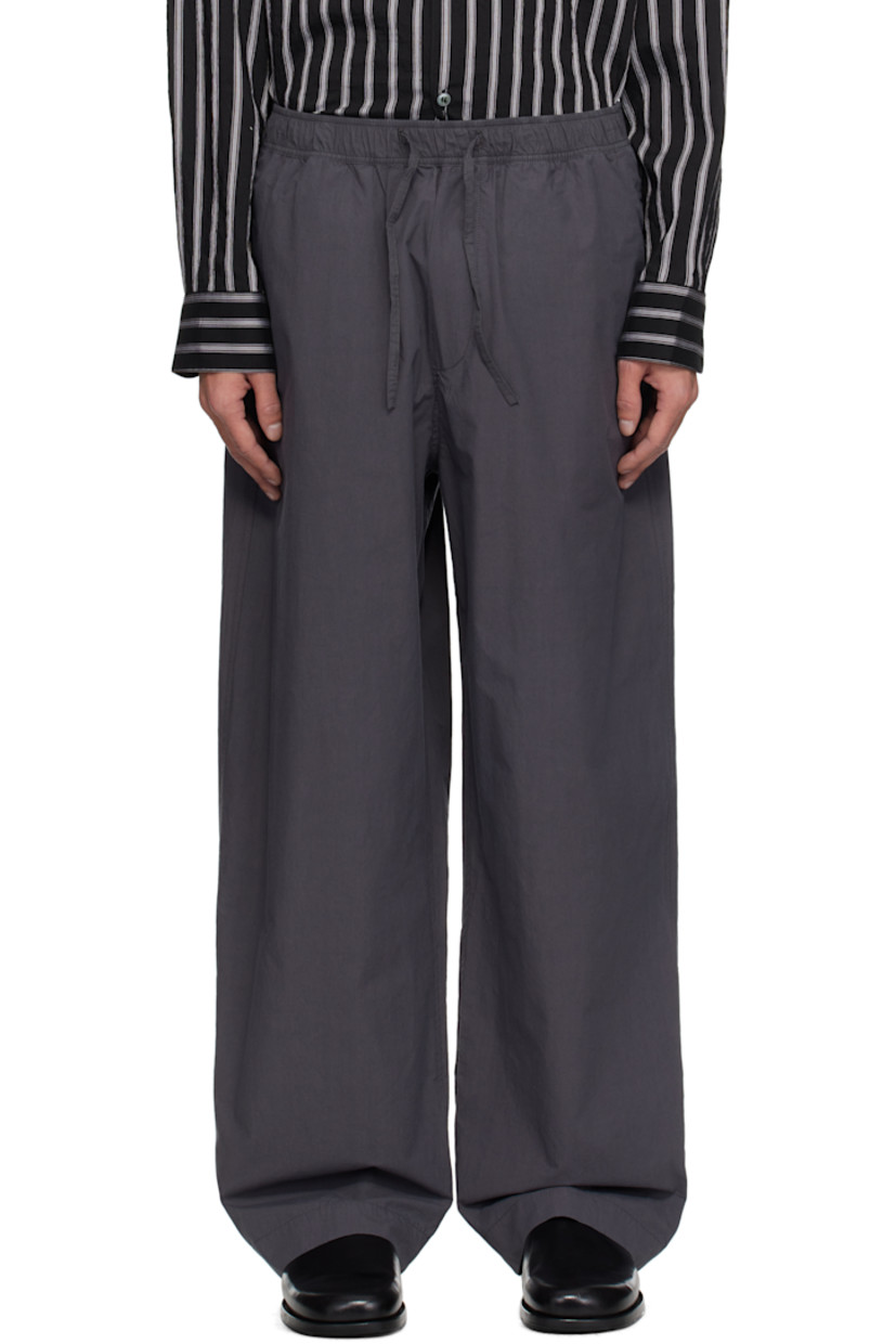 Loose-fit peached cotton twill trousers.

· Drawstring at elasticized waistband
· Four-pocket styling
· Mock fly 
· Curved outseams

Supplier color: Thunder