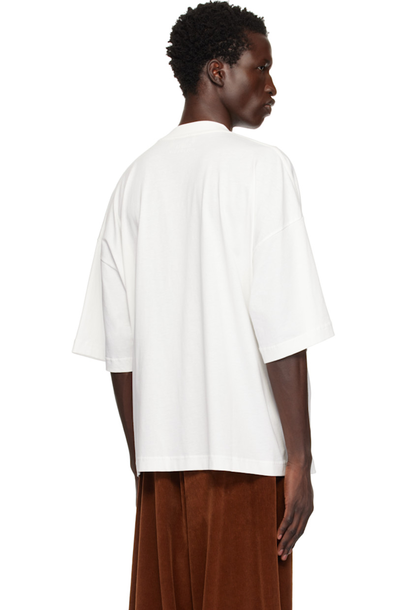 Cotton jersey T-shirt.

· Rib-knit crewneck
· Dropped shoulders
· Logo printed at back collar

Supplier color: Off white