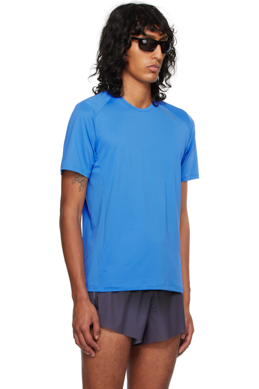 Stretch recycled nylon mesh T-shirt. Lightweight, breathable, moisture-wicking, and anti-bacterial.

· Bonded seams throughout
· Crewneck
· Reflective trim bonded at front and back
· Text bonded at cuff

Supplier color: Palace blue