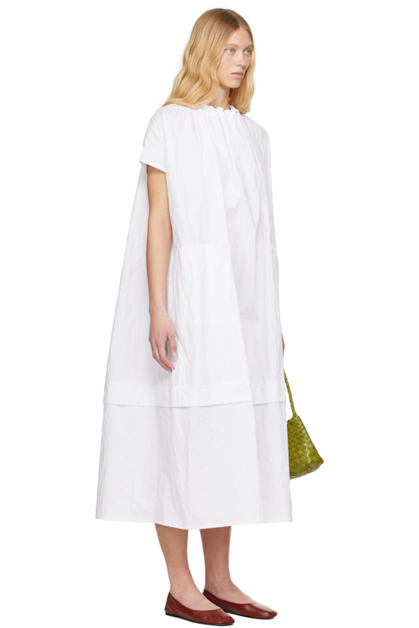 Crinkled cotton-blend poplin poplin midi dress.

· Gathering at round neck
· Patch pockets at front
· Tiered hem
· Cap sleeves
· Button closure at back collar

Supplier color: Chalk