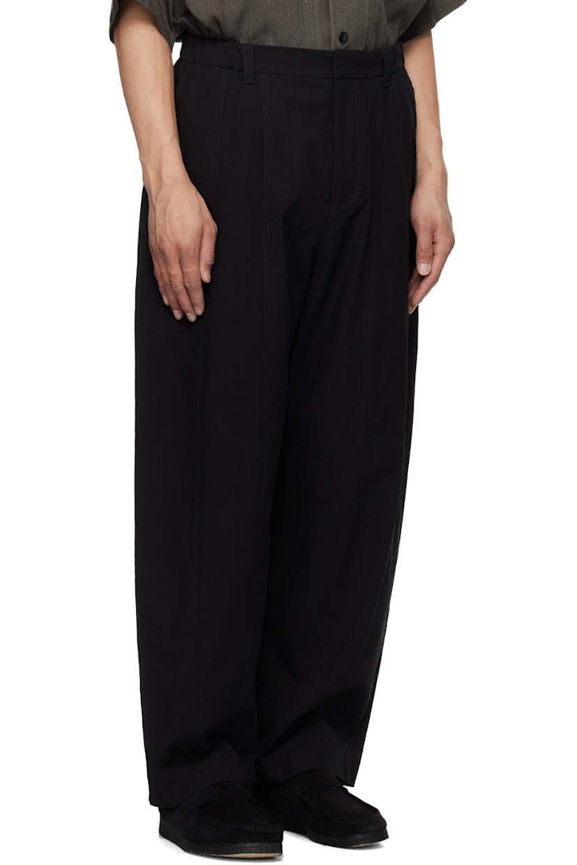 Loose-fit and lightweight cotton micro ripstop trousers.

· Paneled construction 
· Belt loops at partially elasticized waistband
· Three-pocket styling
· Zip fly 
· Dropped inseam
· Curved outseams

Supplier color: Flint
