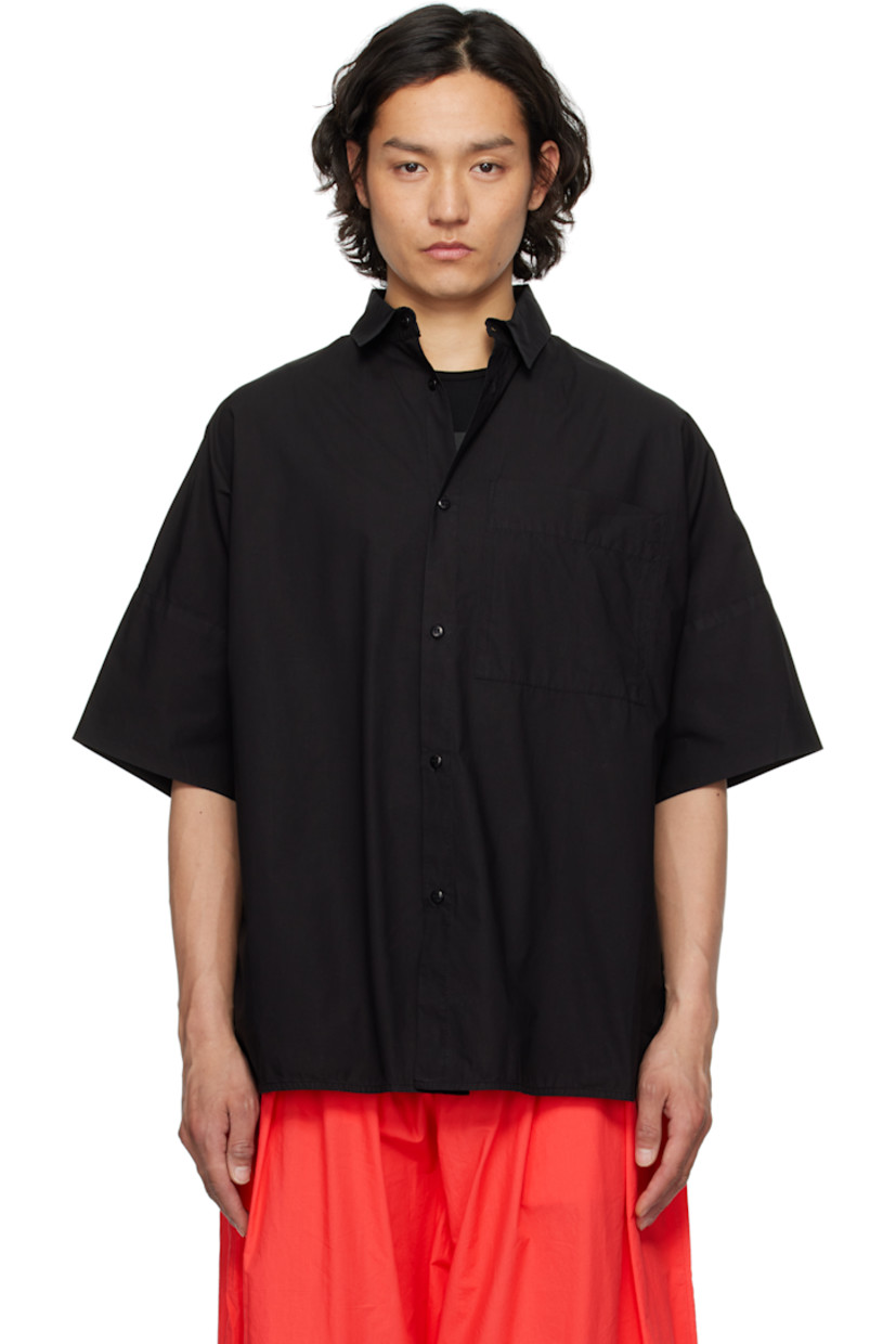 Cotton poplin shirt. 

· Garment-dyed
· Spread collar
· Button closure
· Patch pocket
· Shirttail hem
· Dropped shoulders

Supplier color: Flint