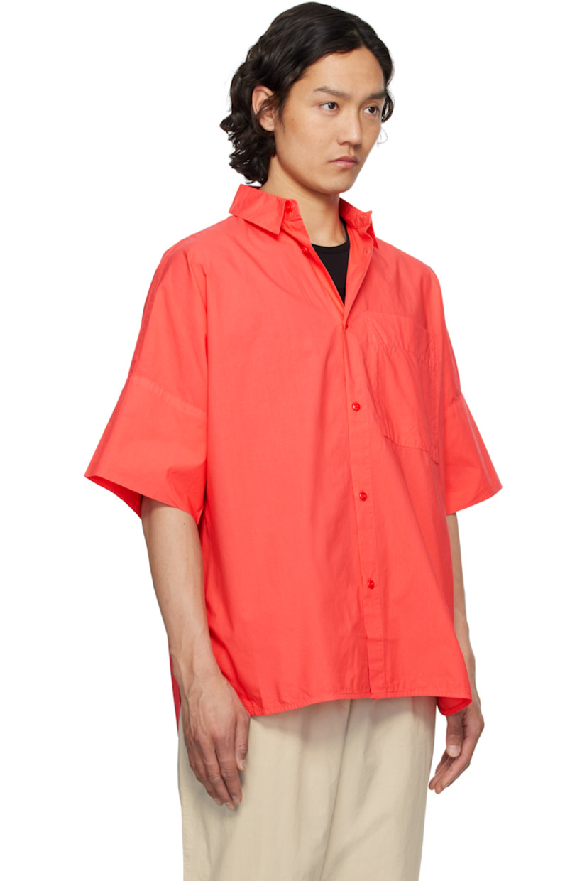 Cotton poplin shirt. 

· Garment-dyed
· Spread collar
· Button closure
· Patch pocket
· Shirttail hem
· Dropped shoulders

Supplier color: Tomato