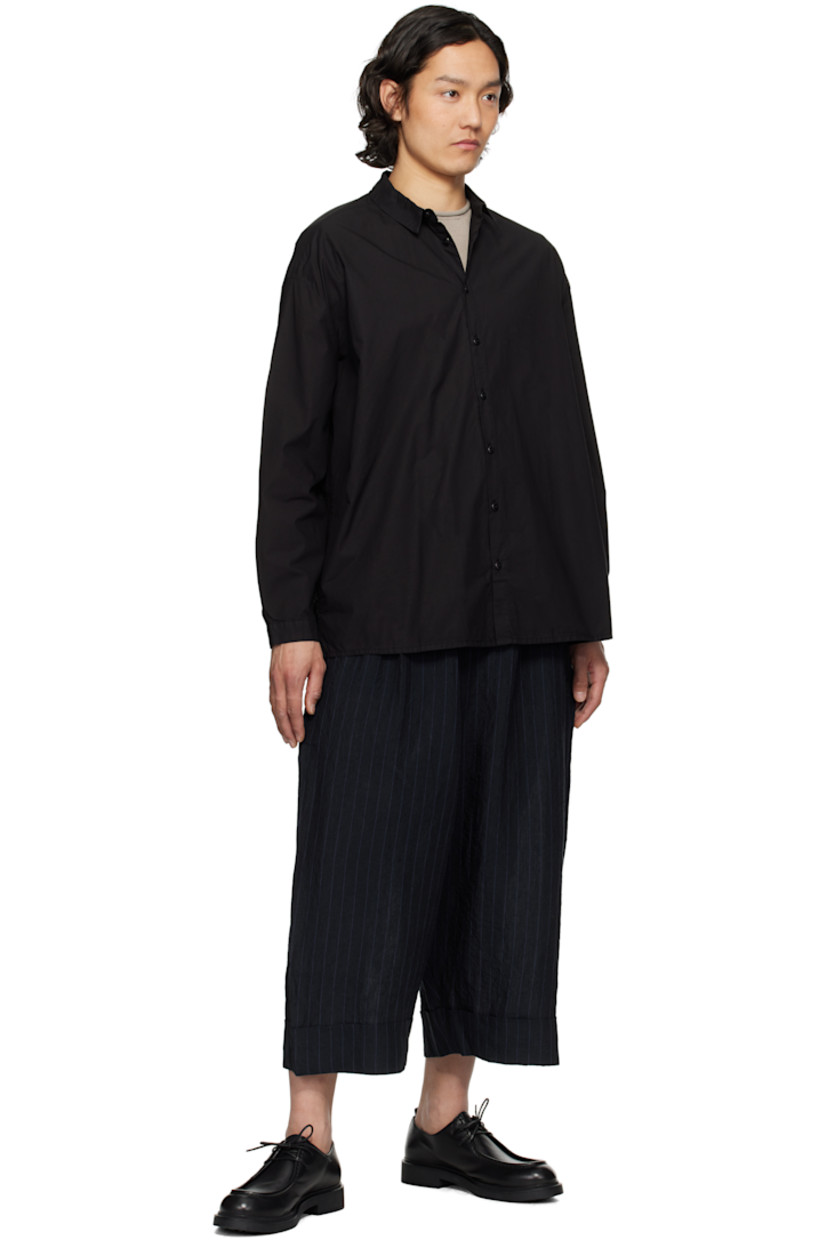 Cotton poplin shirt. 

· Garment-dyed 
· Spread collar 
· Button closure
· Vented side seams
· Dropped shoulders 
· Buttoned cuffs

Supplier color: Flint