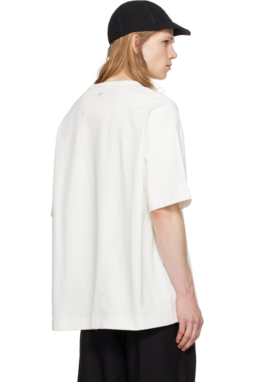 Organic cotton jersey T-shirt. 

· Rib-knit crewneck
· Graphics and text printed at front 
· Dropped shoulders
· Logo printed at back collar

Supplier color: Sandwich board chalk