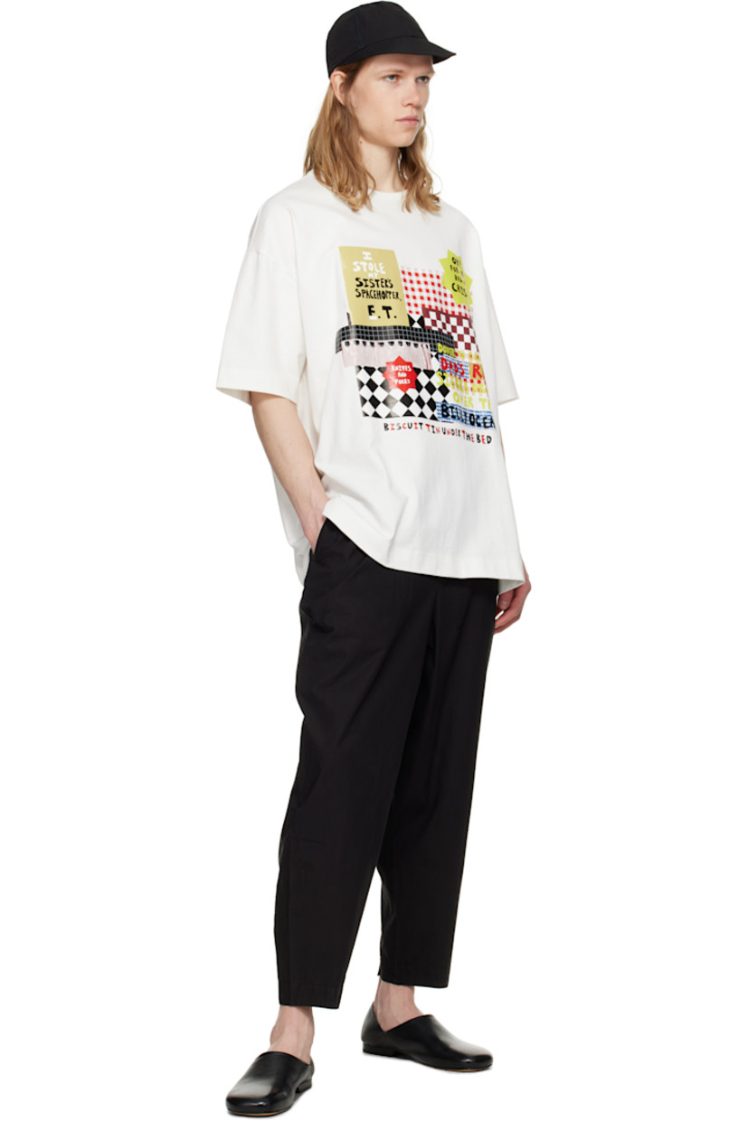Organic cotton jersey T-shirt. 

· Rib-knit crewneck
· Graphics and text printed at front 
· Dropped shoulders
· Logo printed at back collar

Supplier color: Sandwich board chalk