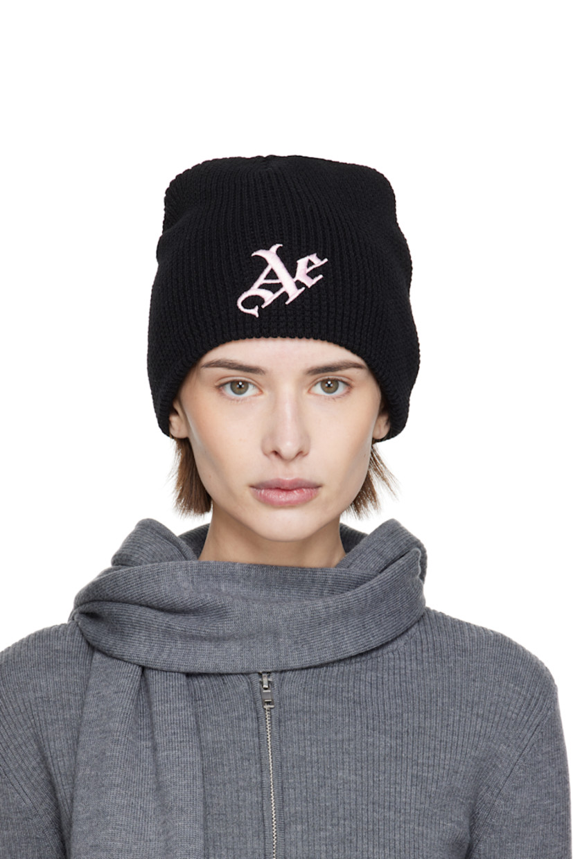 Waffle-knit acrylic beanie in black. Logo embroidered at face.

Supplier color: Black/Pink