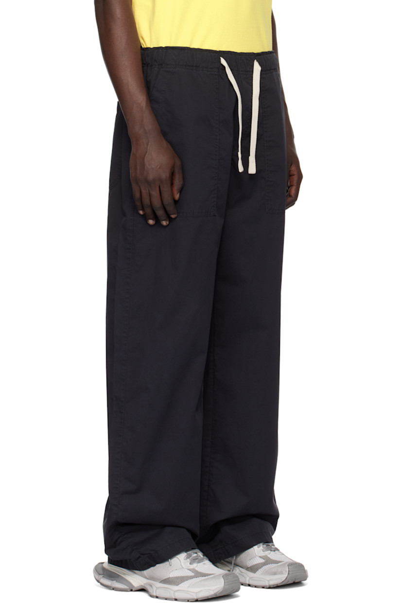 Loose-fit cotton twill cargo pants.

· Drawstring at elasticized waistband
· Four-pocket styling
· Logo printed at back
· Logo flag at back pocket

Supplier color: Black