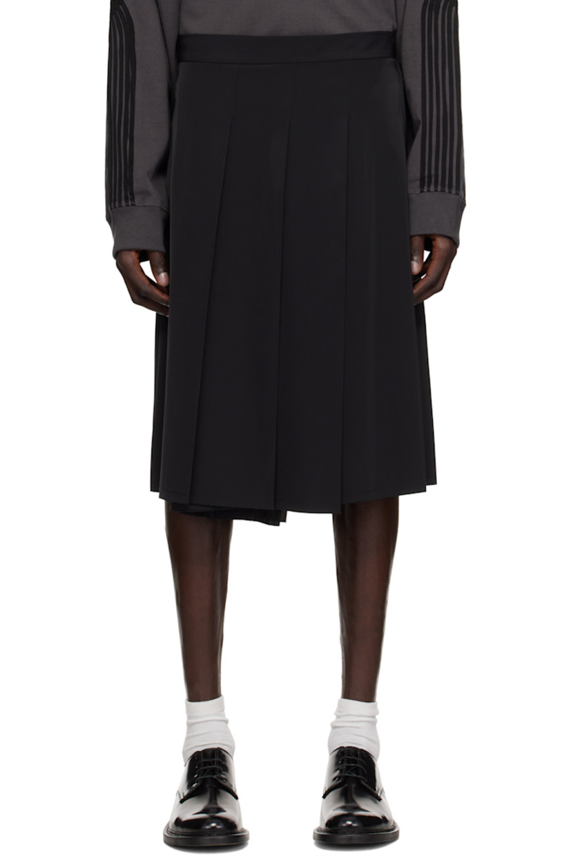 Water-resistant stretch polyester twill skirt-style shorts. Pleats throughout.

· Raw edge at cuffs
· Zip closure at outseam
· Logo patch at back waistband

Supplier color: Black