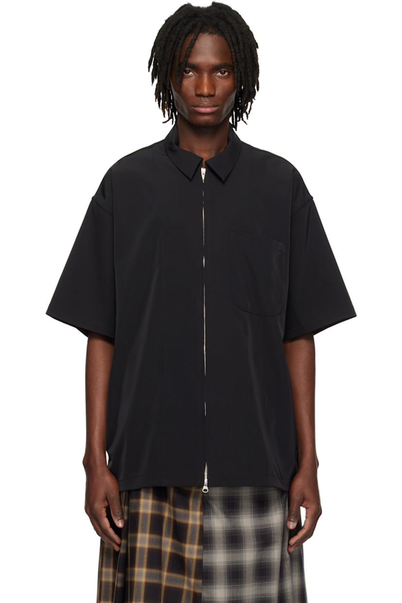 Water-resistant stretch polyester twill shirt. 

· Spread collar
· Two-way zip closure
· Patch pocket
· Vented side seams
· Dropped shoulders 
· Logo patch at back hem

Supplier color: Black