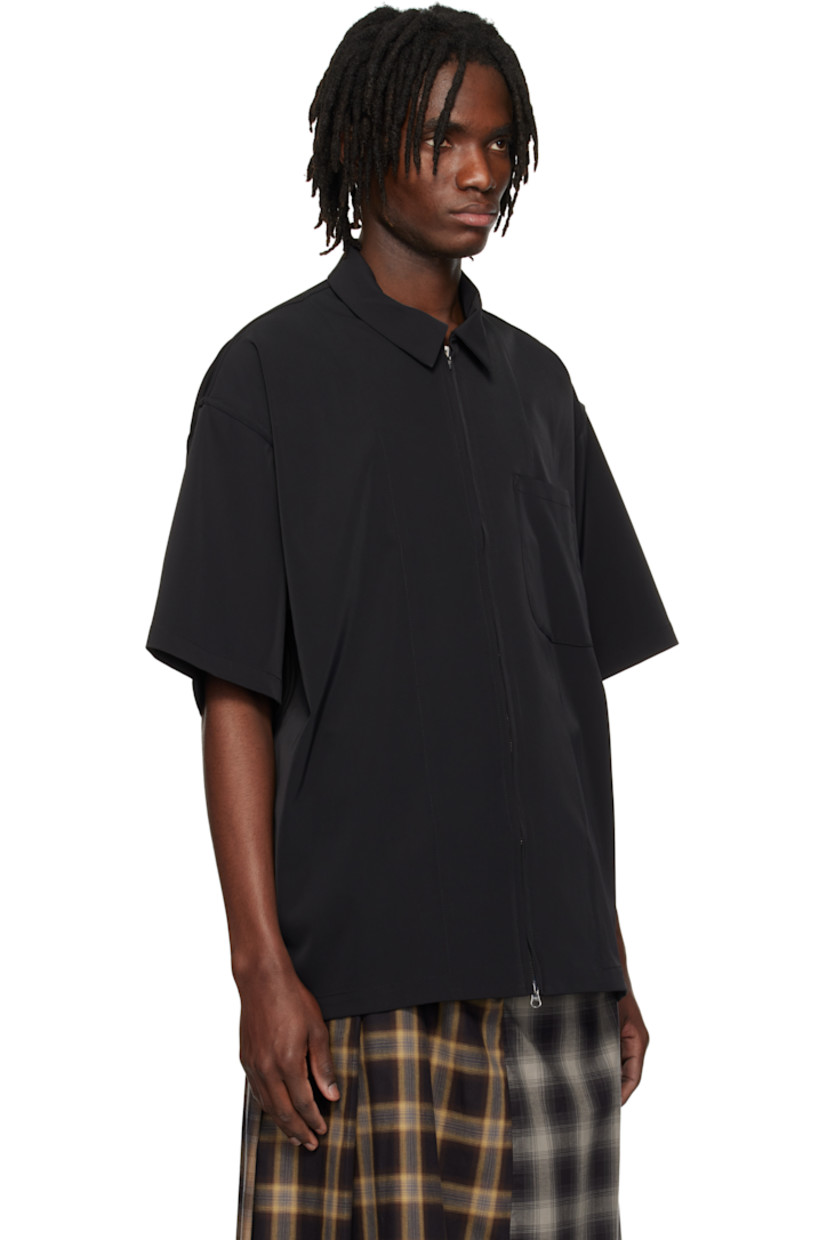Water-resistant stretch polyester twill shirt. 

· Spread collar
· Two-way zip closure
· Patch pocket
· Vented side seams
· Dropped shoulders 
· Logo patch at back hem

Supplier color: Black